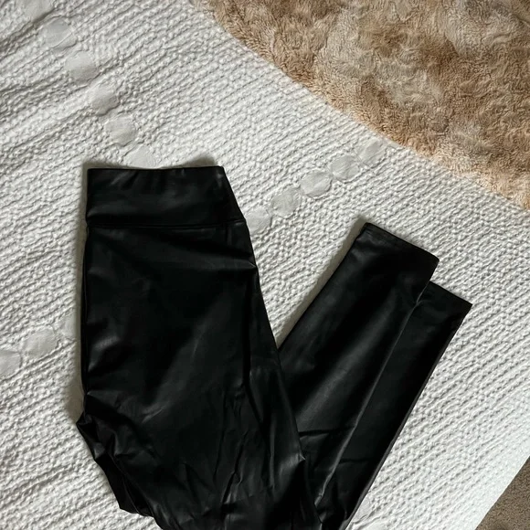 SOLD🖤 wild fable black leather leggings with cozy inside fabric - Picture 3 of 4